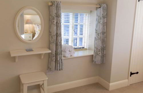 Jasmine Cottage - 2 Bedroom in Heart of Bourton! - Photo 82