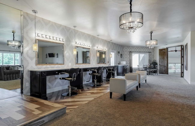 Wilson Creek Manor By Avantstay Sleeps 10! Amazing Estate w/ Pool & Game Room - Photo 36