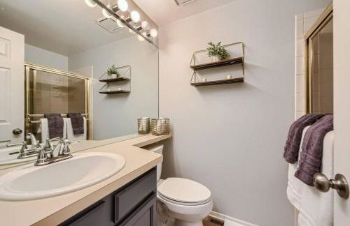 Pet Friendly Townhome WIth A Fireplace And A King Bed In Littleton - Foto 20