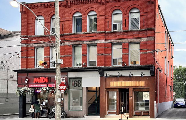 Elegant Suite—Near Kensington Market, Sleeps 8 - Foto 27