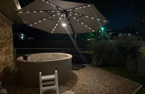 Delightful 3 Bd Home with King size bed, hot tub, playground! - Foto 53