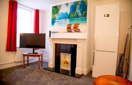 Lucky Home 15 - Near BAE, Docks, Lake District - Ideal for Trade & Family - 2 Bedrooms - One Double Bed in Each Bedroom - Max 4 Guests - Photo 43