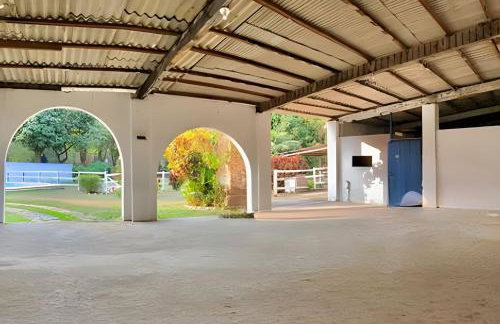 Casarão Miguel Pereira - Refúgio na Natureza com Lareira Externa, Piscina, Fondue e Amplo Jardim - 12 Min do Parque Terra dos Dinos - Foto 26