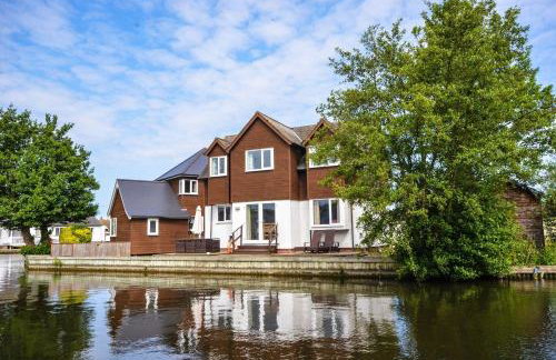 Bure Banks in the heart of Wroxham - Photo 14