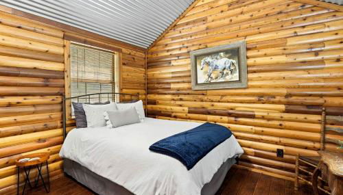 Stunning Riverfront Log Cabin Nestled Amidst Trees in Nashoba, Oklahoma - Foto 4