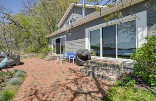 Spacious Delton Home with Fire Pit and Lake Views - Foto 40