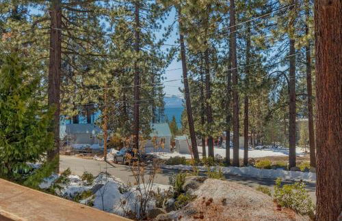 Moon Dune Chalet by Tahoe Getaways - Remodeled 3 BR Cabin plus Loft w Fenced Yard & Walk to Beach or Dining - Foto 13