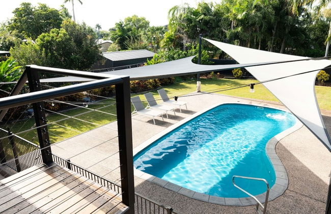 Rosewood Rustic Refuge Pool Outdoor Dining Backyard - Foto 6