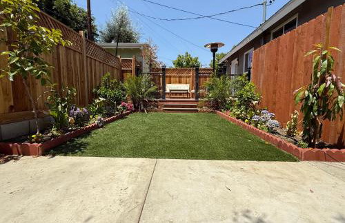 Cheerful house with EV, Parking & backyard - Foto 1