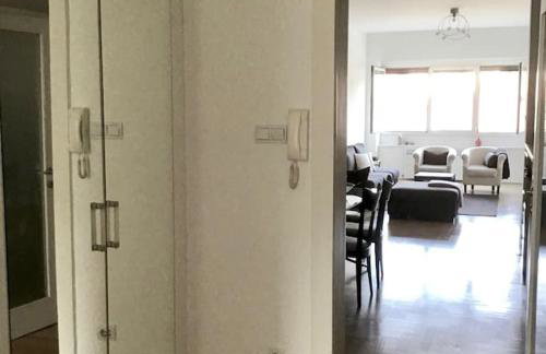 Spacious 3BR/2BT Apartment with A/C in City Center - Photo 5