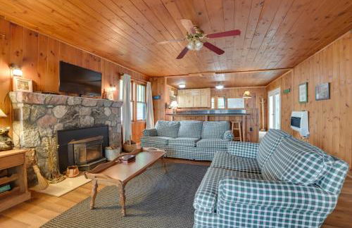 Steps to Lake Cedarville Cabin 12 with Shared Perks - Foto 4