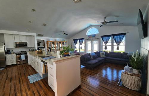 Walk to waves Beautiful 3-Bedroom with pool steps from beach - Foto 17