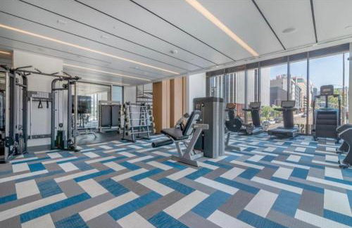 Hollywood Penthouse with Balcony & Pool View - Photo 73