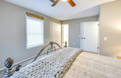 Deck and Views Spacious Lake House Escape - Foto 18