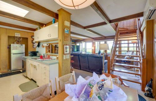 Deck with Water View Coastal Escape Near P-Town! - Foto 15