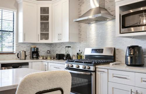 Getaway Near River Walk DT Yard BBQ Pet Games - Foto 10