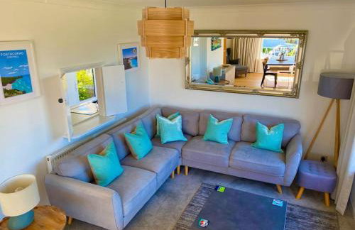 Spacious home with panoramic sea view, free parking EV & large garden - Photo 24