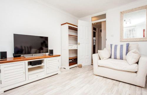 Modern and Spacious Central 1 Bedroom Apartment with Balcony - Foto 2