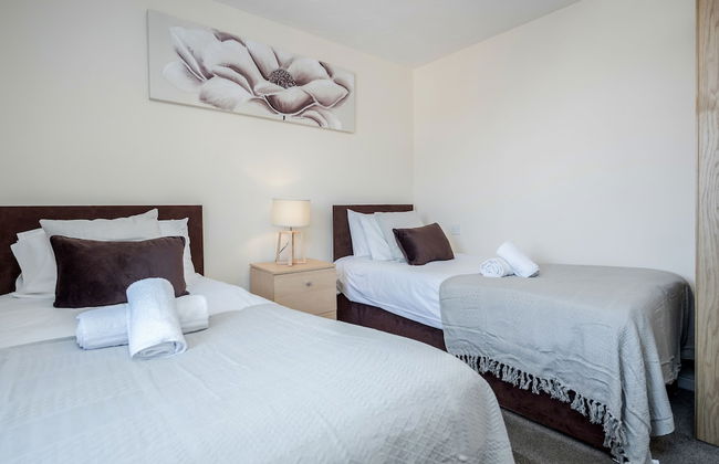 Captivating 3-bed Apartment in Grays - Photo 6