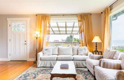 Private Beach Access + Water Views! Sleeps 18, Historic 6bdr Farmhouse w/ Deck - Foto 16