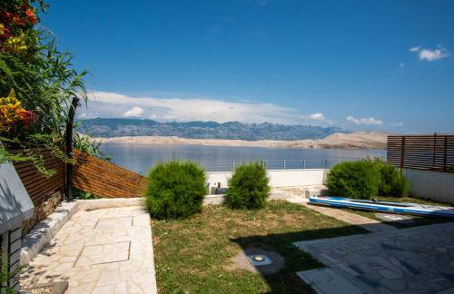 A White Cliffside Studio - Photo 27