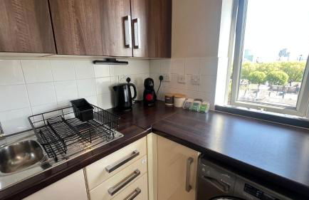 Sunset Heights Bright 2BR with City Views and Free Parking - Foto 12