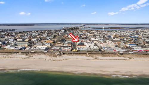 Beach House Steps away from the Boardwalk and Beach with Ocean Views in Seaside Heights! - Foto 2