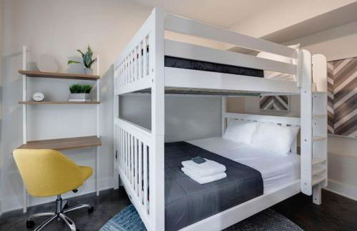 Modern Townhome, Large Game Room, 10min to Downtown! Sleeps 10! - Foto 27