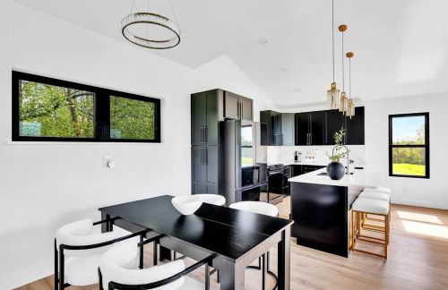 Entire Home with Local Restaurants and Lodges - Foto 8