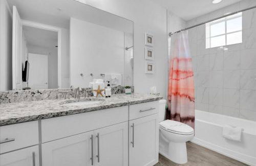 Latitude Adjustment Penthouse by Coastal Chic - Foto 22