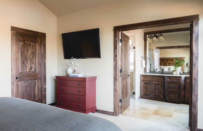 Klamath by Avantstay Gorgeous Mountain Home w/ Fire Pit, Spa & Lake Views - Photo 4