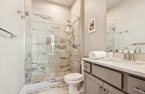 Private Home with Rooftop Game Room near Downtown - Foto 22