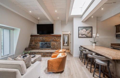 1 Block to Gondola Updated Top-Floor 2BR 2BA - Foto 29