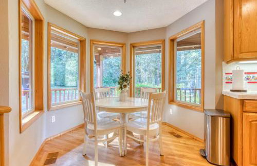 Iron Mountain - Spacious Secluded Lodge with Hot Tub & Game Room - Photo 30