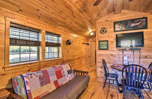 Rural Cabin Hideaway with Fire Pit and Mtn Views! - Foto 7