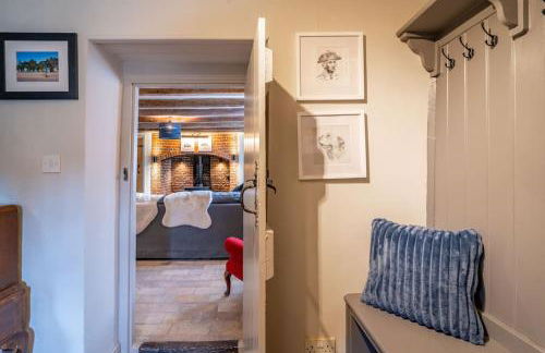 Knyvetts sleeps 6, 3 double beds, pretty garden - Foto 8