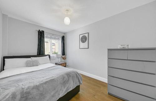 Spacious and Elegant Home with a Beautiful Garden - Foto 13