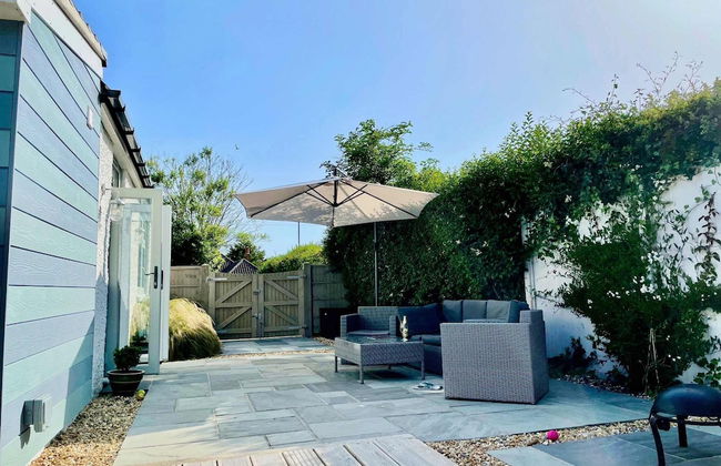 Charming Seaside Cottage - 5-min Walk to Beach - Photo 3