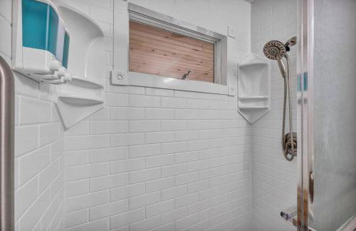 NEW! Modern Retreat Near CLE-Game Room-Renovated - Foto 19