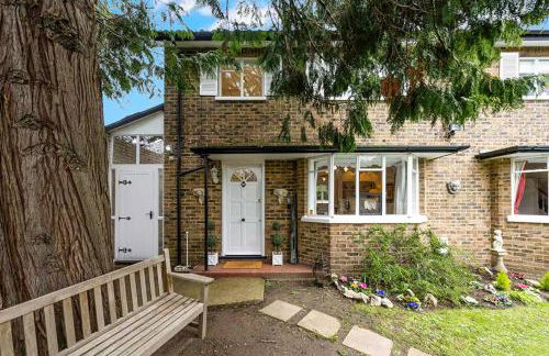 Designer Cottage with Parking - Esher Surrey - Pass the Keys - Foto 20