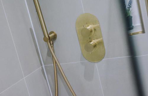 Chic 2Bed Apartment in Heart of Altrincham - Pass the Keys - Foto 18