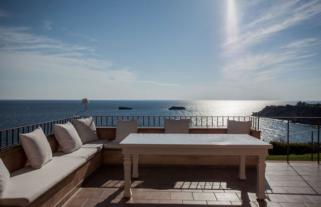 Absolute Villa by Stylish Stays - Photo 37