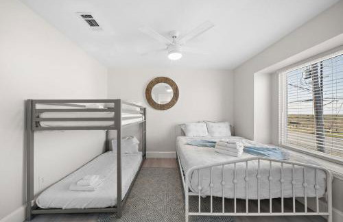 Oceanfront home with pool, large decks, fire pit and private walkover to the beach - Foto 22