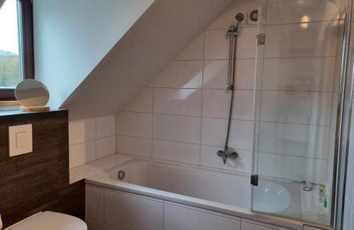 Schlossblick Apartment für 4 mit Küche Kamin Netflix Parken und Hofladen - Foto 28