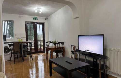 4 Beds House for Families & Contractors with Free Parking - Photo 36