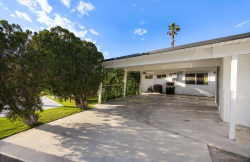 Desert Glow Getaway - Pool - Lounging - Backyard Games - Foto 57