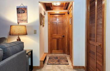 Stylish Forest Lodge with Large Hot Tub, Firepit and Fireplace minutes to Gore Mountain - Foto 29