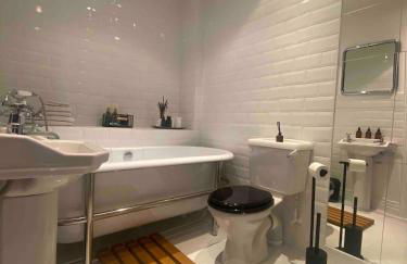 Entire Industrial Style Apartment With Free Parking & Wifi - Foto 15