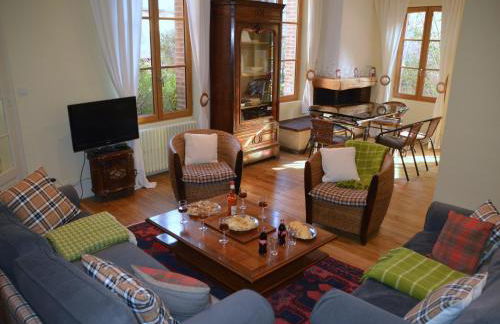 Cottage Mackinley, séjour spacieux et chaleureux, salon de jeux, grande salle à manger, 15 pers, Centre Historique, gare TER - Foto 10