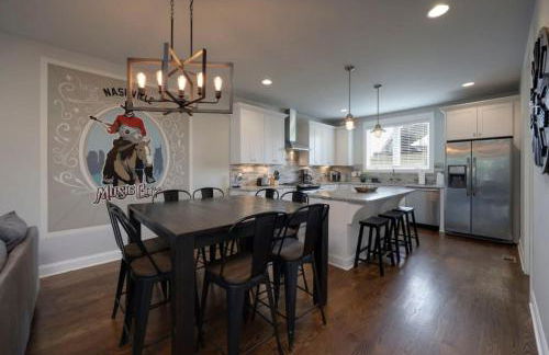 WeHo Nashville Home, Geodis Park, Mini-Golf, Arcade, 10min to Downtown! Sleeps 10! - Foto 13